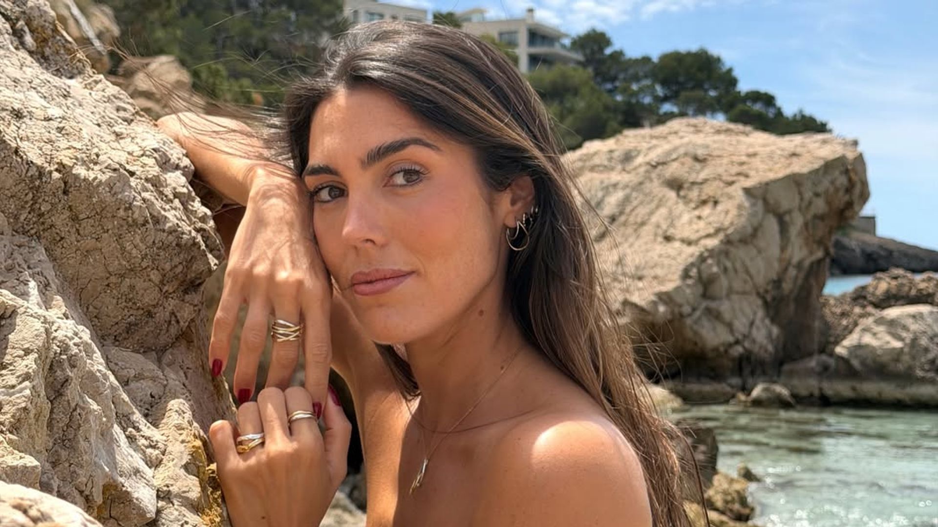 Anna Padilla, sobre sus cuidados en verano: "Tengo el pelo muy seco, así que lo protejo del sol y lo hidrato mucho con mascarillas"