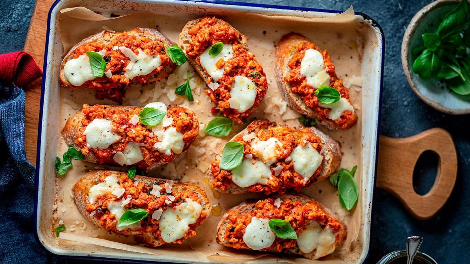 Tostadas gratinadas de boloñesa y mozzarella