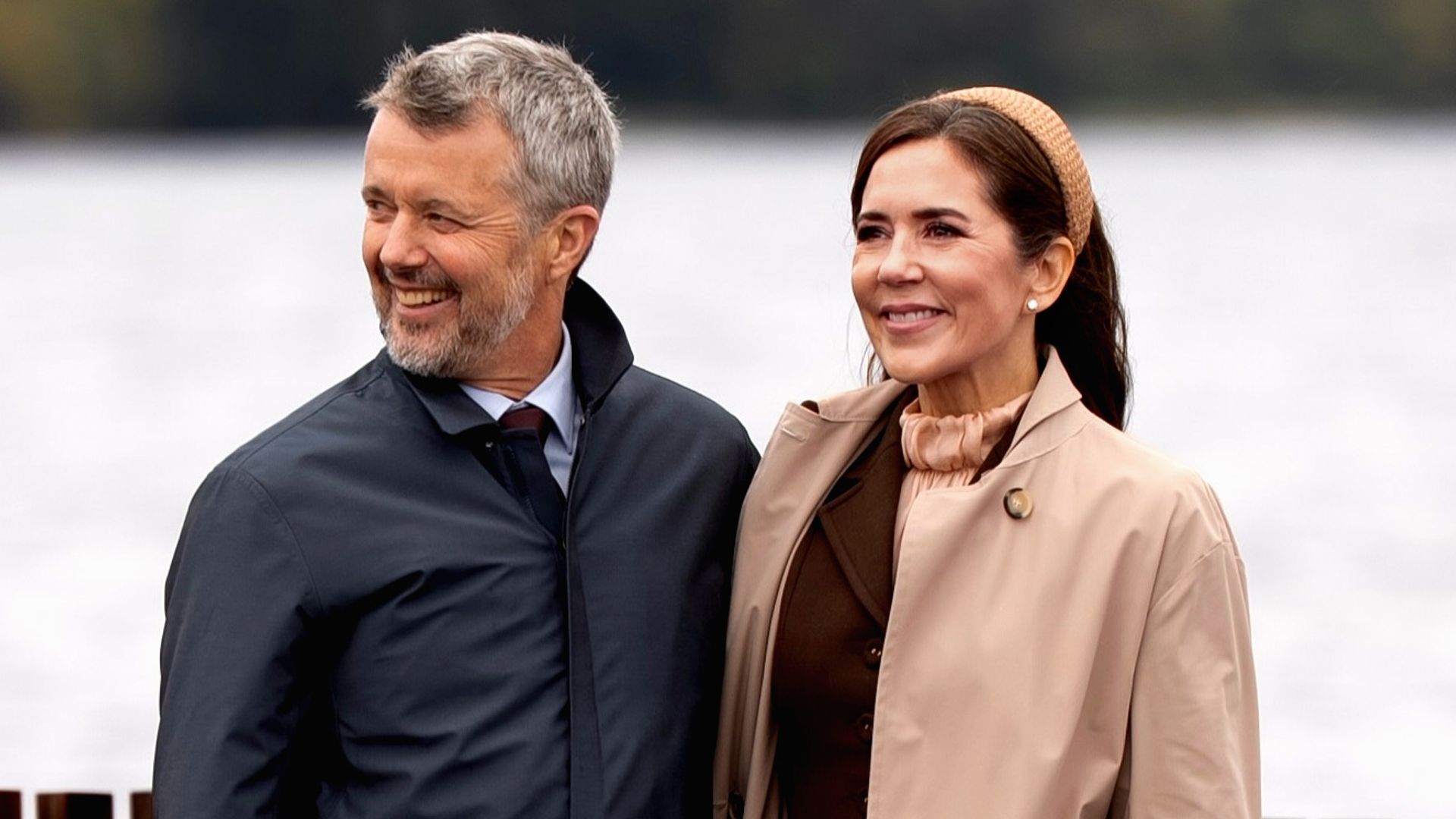 La foto más chocante y curiosa de Federico y Mary de Dinamarca, rodeados de atrevidos bañistas en un fiordo a grados bajo cero
