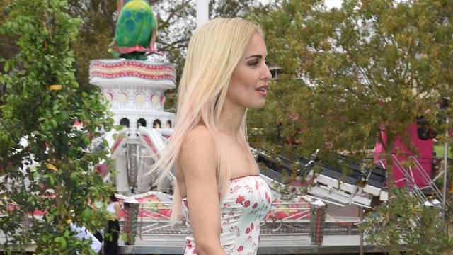 Hiba Abouk en la comunión de la nieta del Turronero