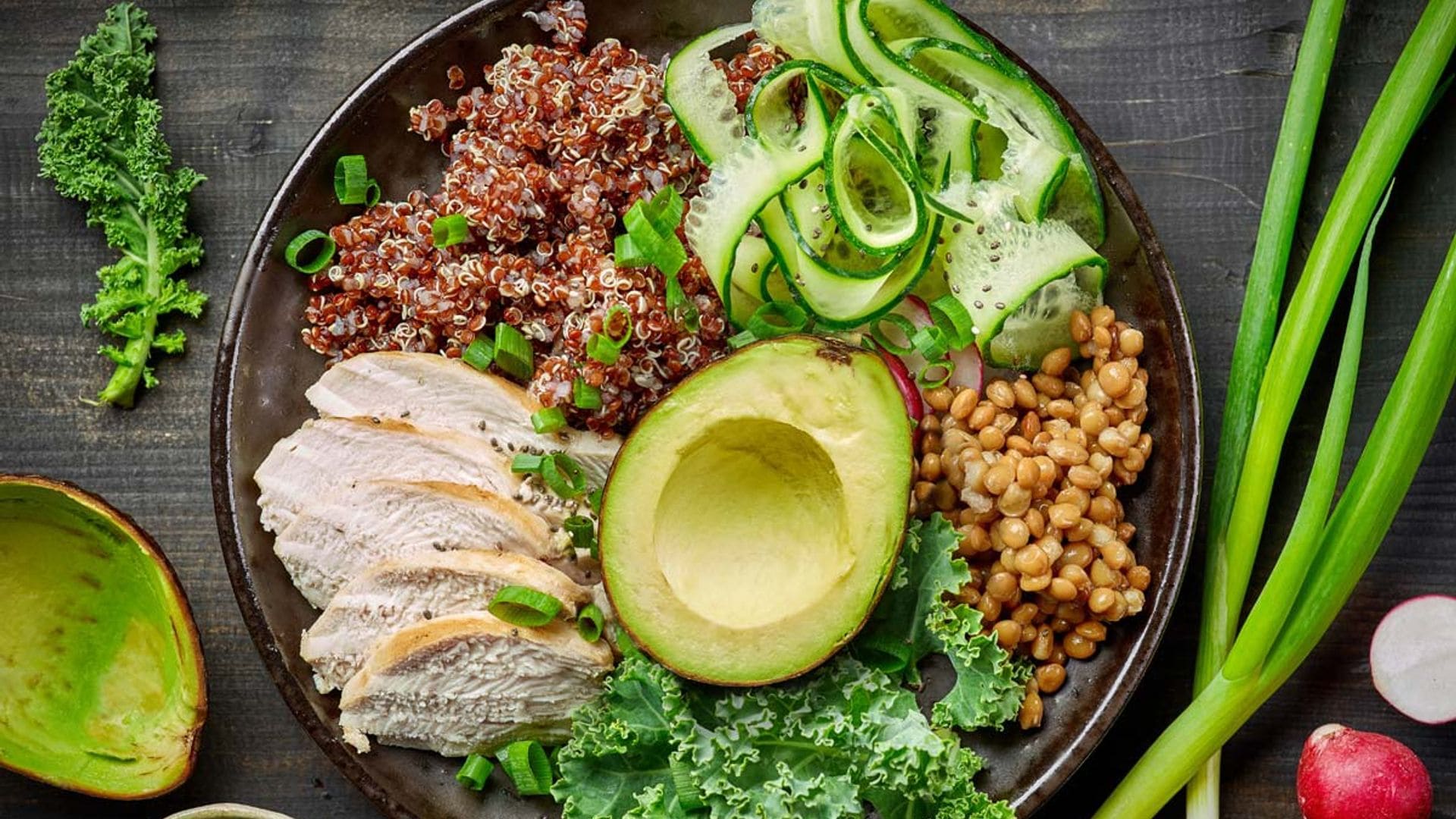 Ensalada de quinoa, pollo, aguacate y lentejas