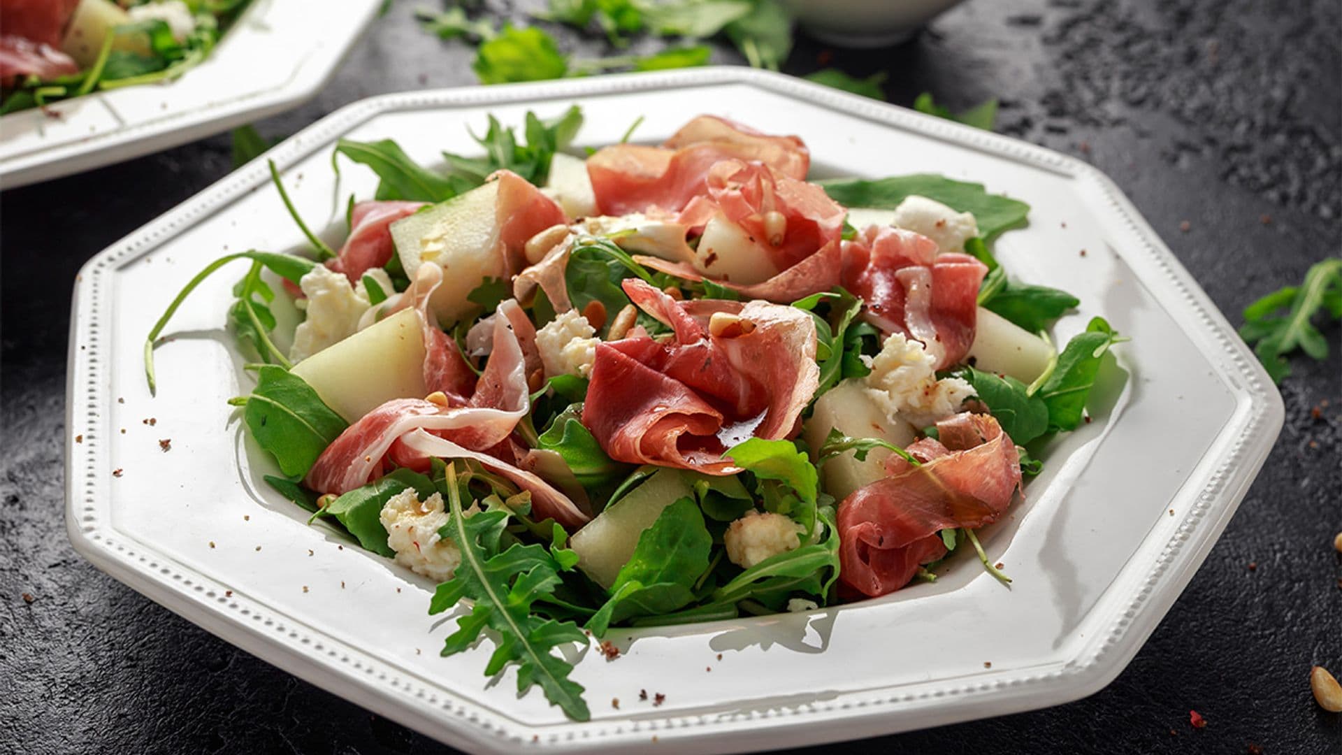 Ensalada de melón con jamón, queso curado y piñones