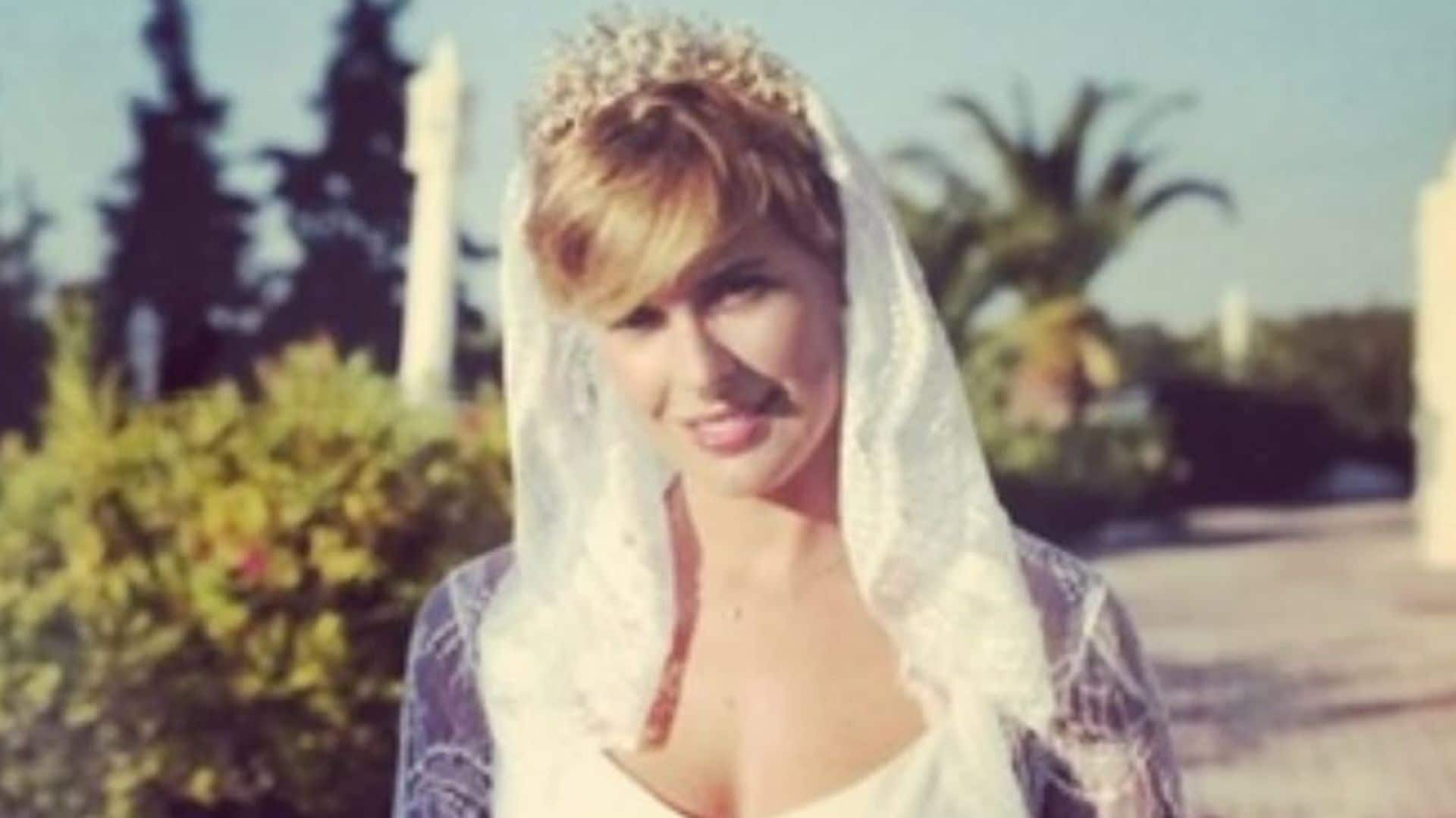 Tania Llasera comparte la imagen inédita de su boda: vestida de novia y subida a un autobús