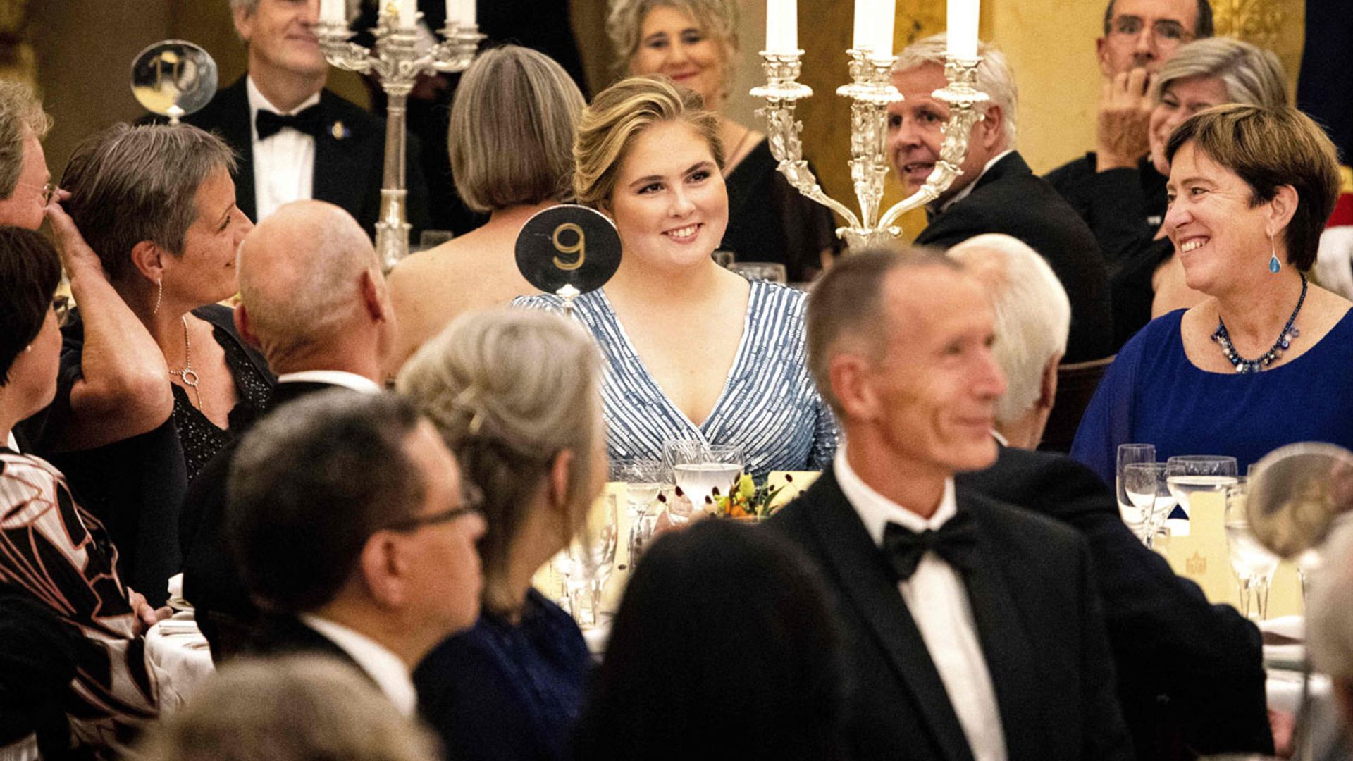 Amalia de Países Bajos se baña en lentejuelas azules para una cena de gala