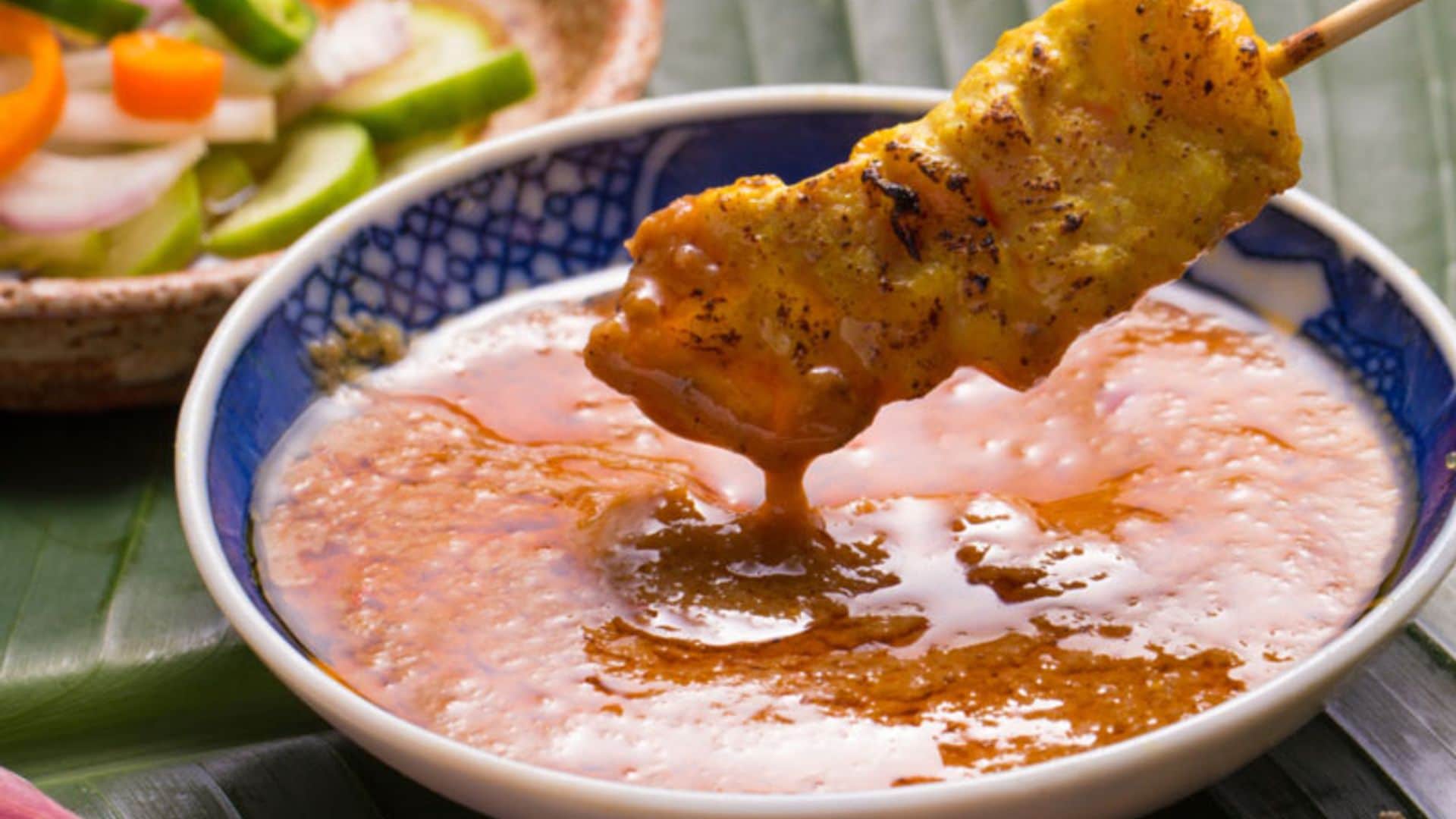 Brochetas de cerdo con salsa satay de plátano