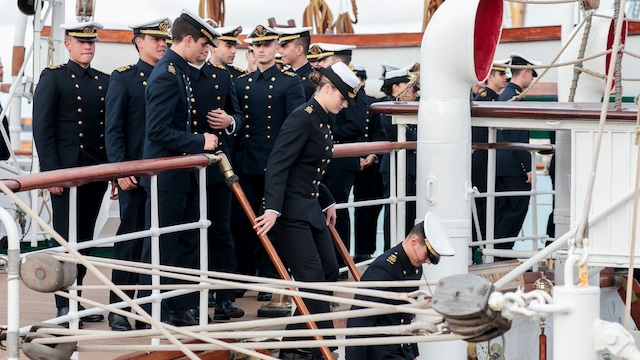 La princesa Leonor embarcando en el Juan Sebastian Elcano