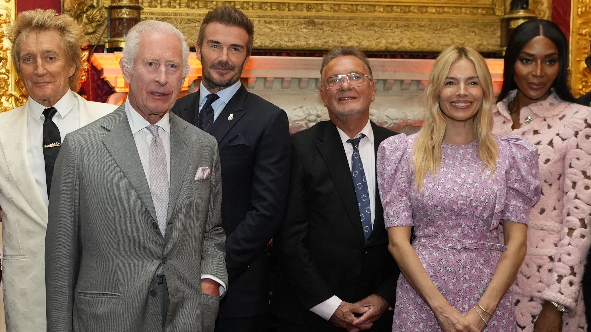 El rey Carlos III con alguno de los embajadores de su fundación: Rod Stewart, David Beckham, Sienna Miller y Naomi Campbel durante un acto de su fundación en el Palacio de St. James de Londres