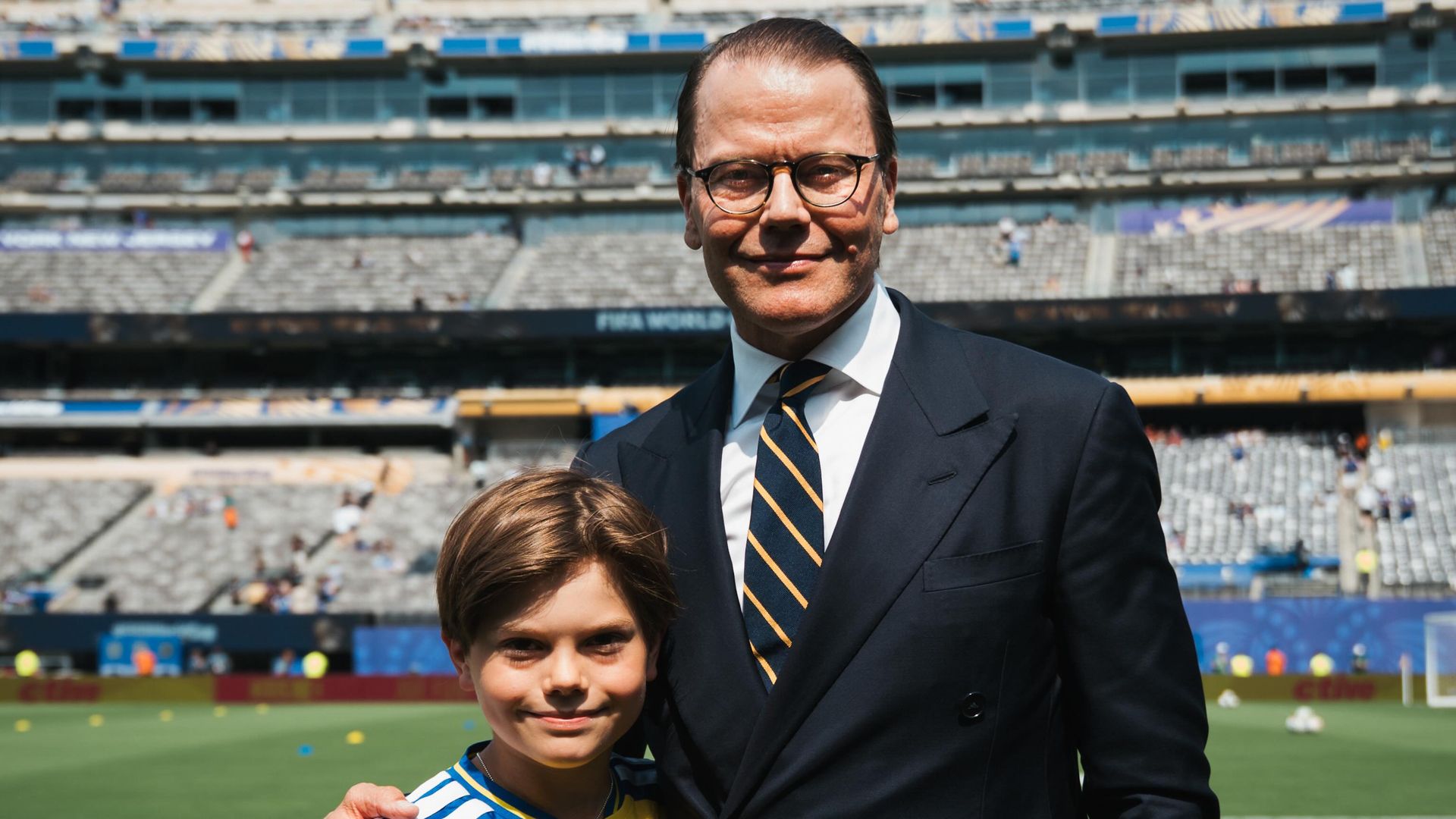 El príncipe Daniel, con su hijo Oscar en el partido del Mundial que enfrentó a Suecia contra Francia 