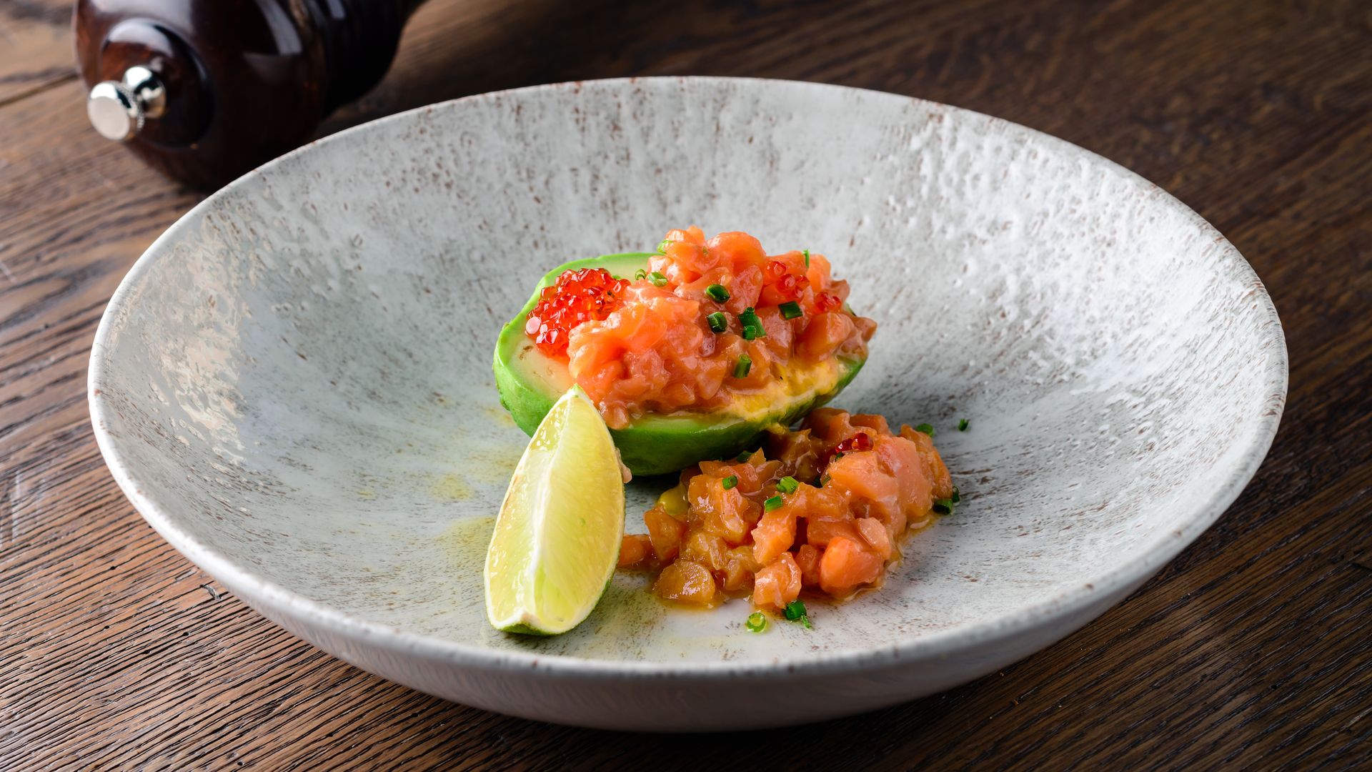 LA RECETA DEL DÍA. Aguacate relleno de salmón: receta sana, ligera y lista en 15 minutos