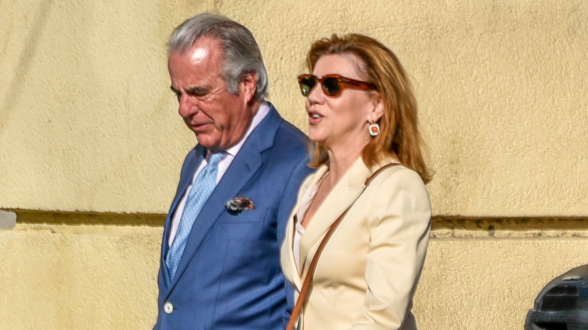 María Dolores de Cospedal viaja con frecuencia a Sevilla, donde ha sido fotografiada junto a Fernando Portillo