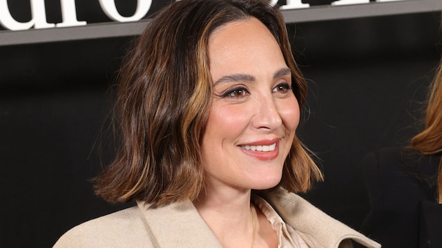 Rostro de Tamara Falcó sonriente con cabello corto ondulado en el desfile de Pedro del Hierro