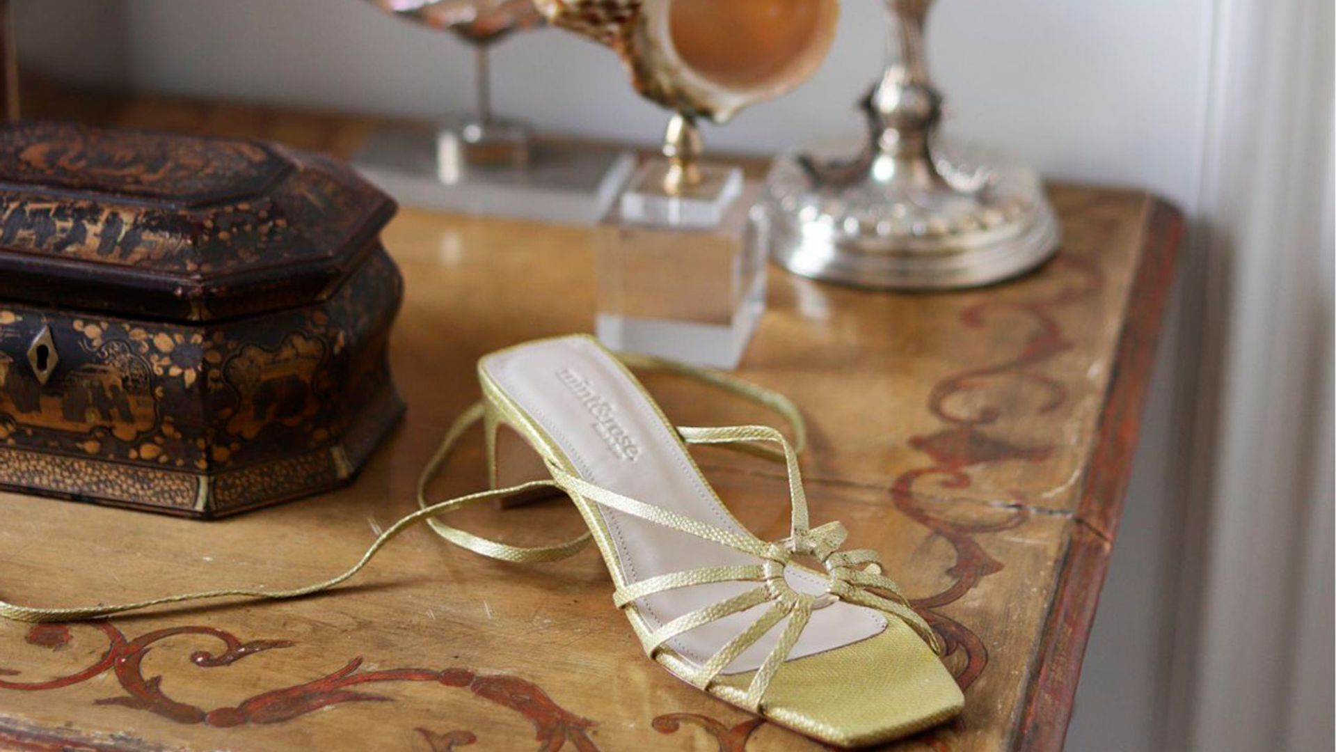 Sandalias de rebajas que encantarán a novias e invitadas y hacen las piernas infinitas