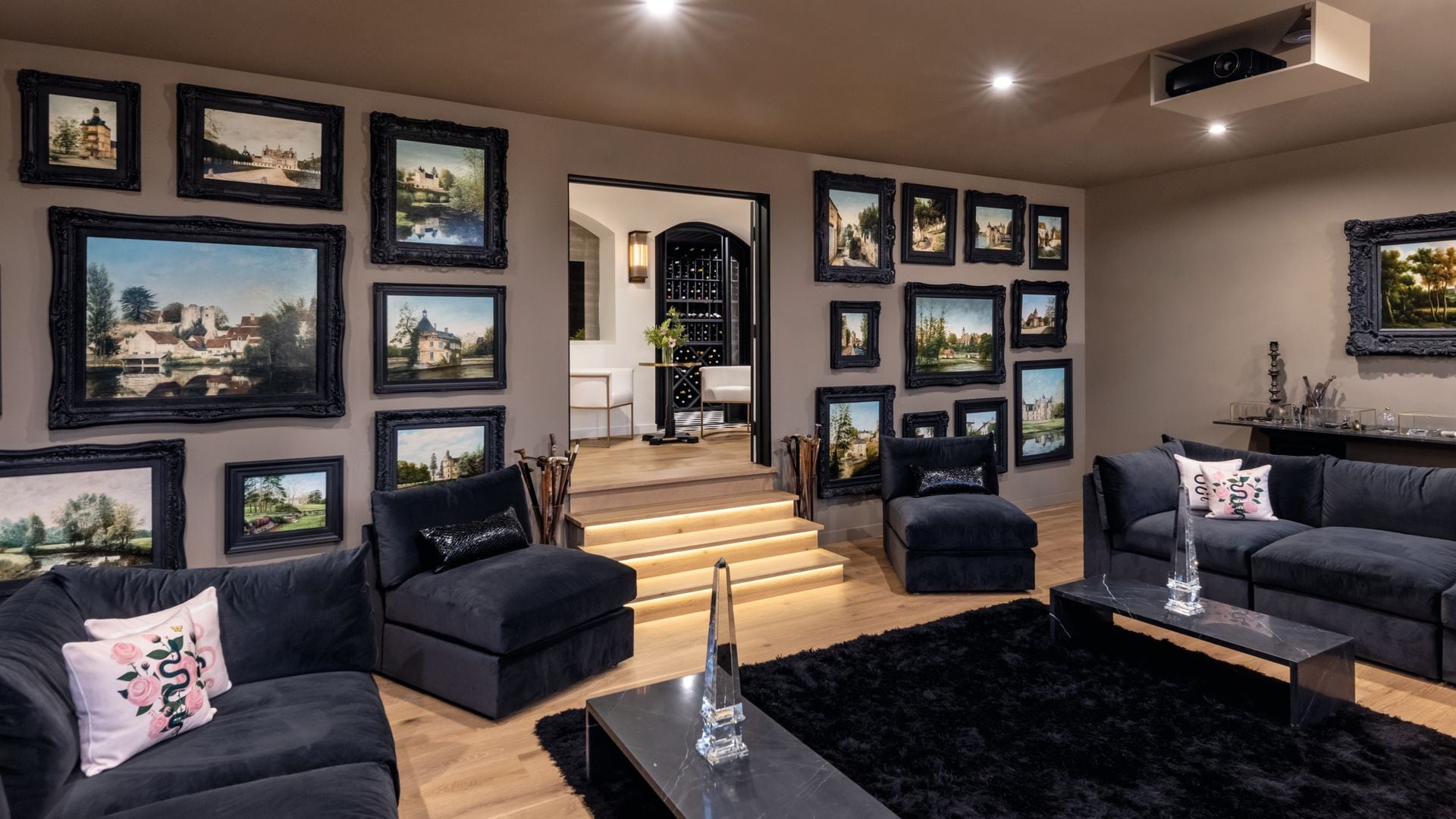 LA ARTISTA Y DISEÑADORA ELICIA CASTALDI Y SU MARIDO, DAVID KOKAKIS, NOS INVITAN A SU FABULOSA CASA EN BLANCO Y NEGRO EN LAS COLINAS DE BEL-AIR