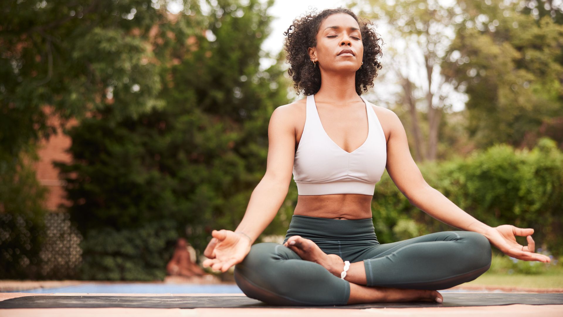 Estas 6 posturas de yoga te pueden ayudar a mejorar la concentración