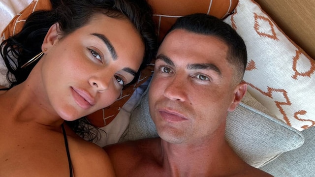 Georgina Rodríguez y Cristiano Ronaldo, tumbados en unas toallas
