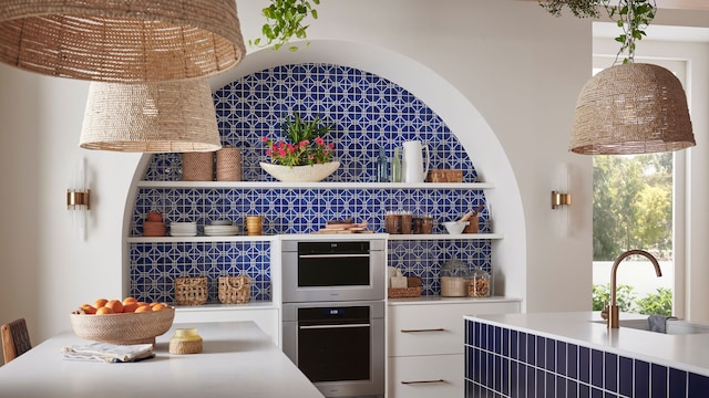 Cocina decorada con azulejos en las paredes