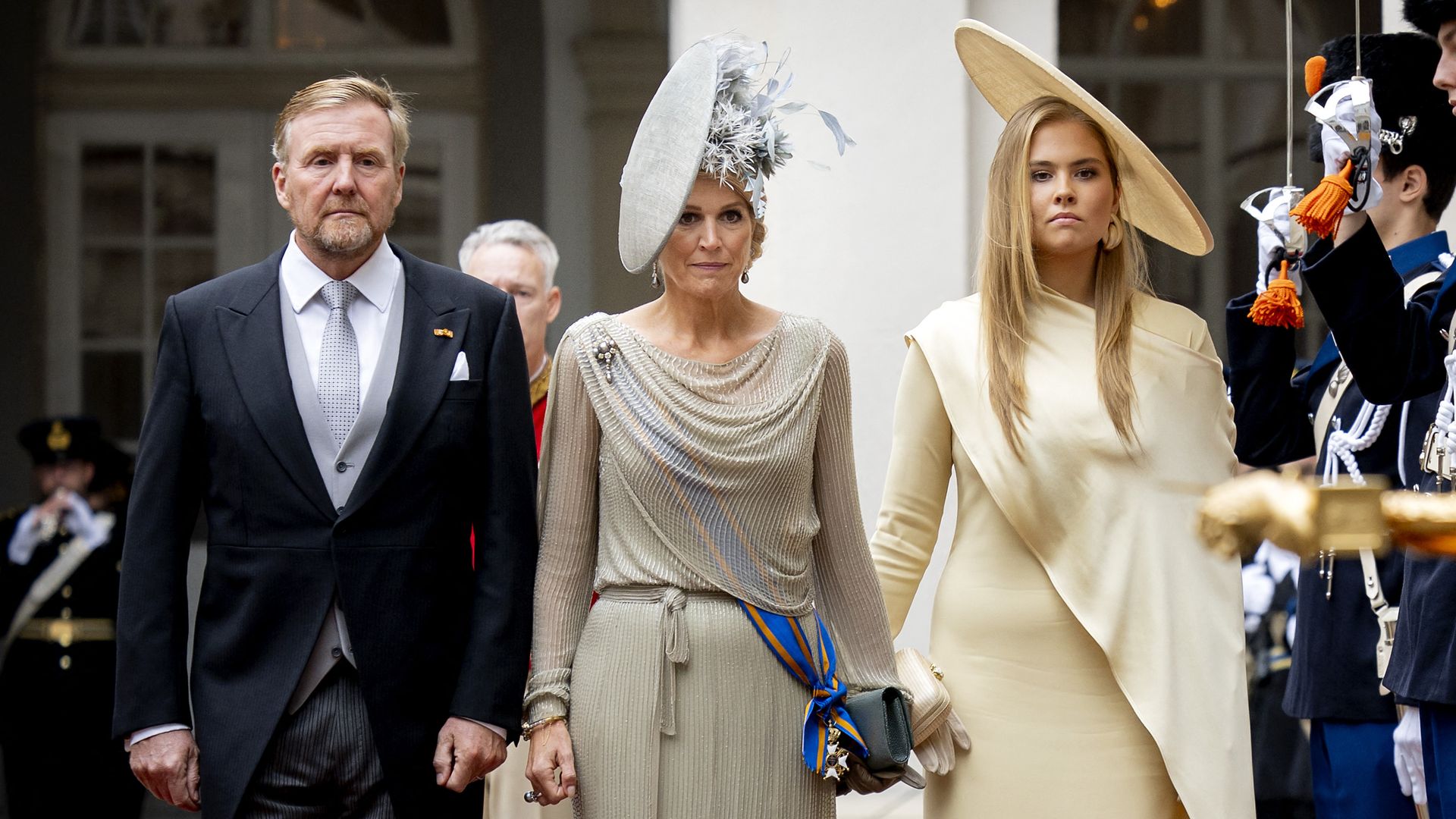 El deslumbrante vestido de Máxima con cuentas de vidrio y su tocado de flores y plumas en el Día del Príncipe
