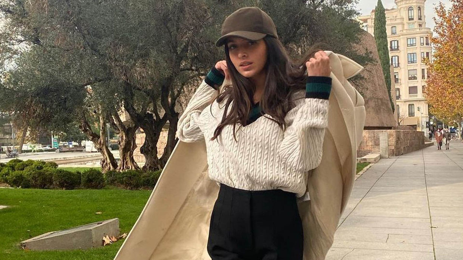 El truco de Lucía Rivera para que un pantalón ancho camel quede mejor que tus pitillos negros