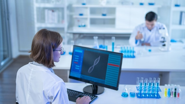 dos científicos analizando muestras de ADN en un laboratorio