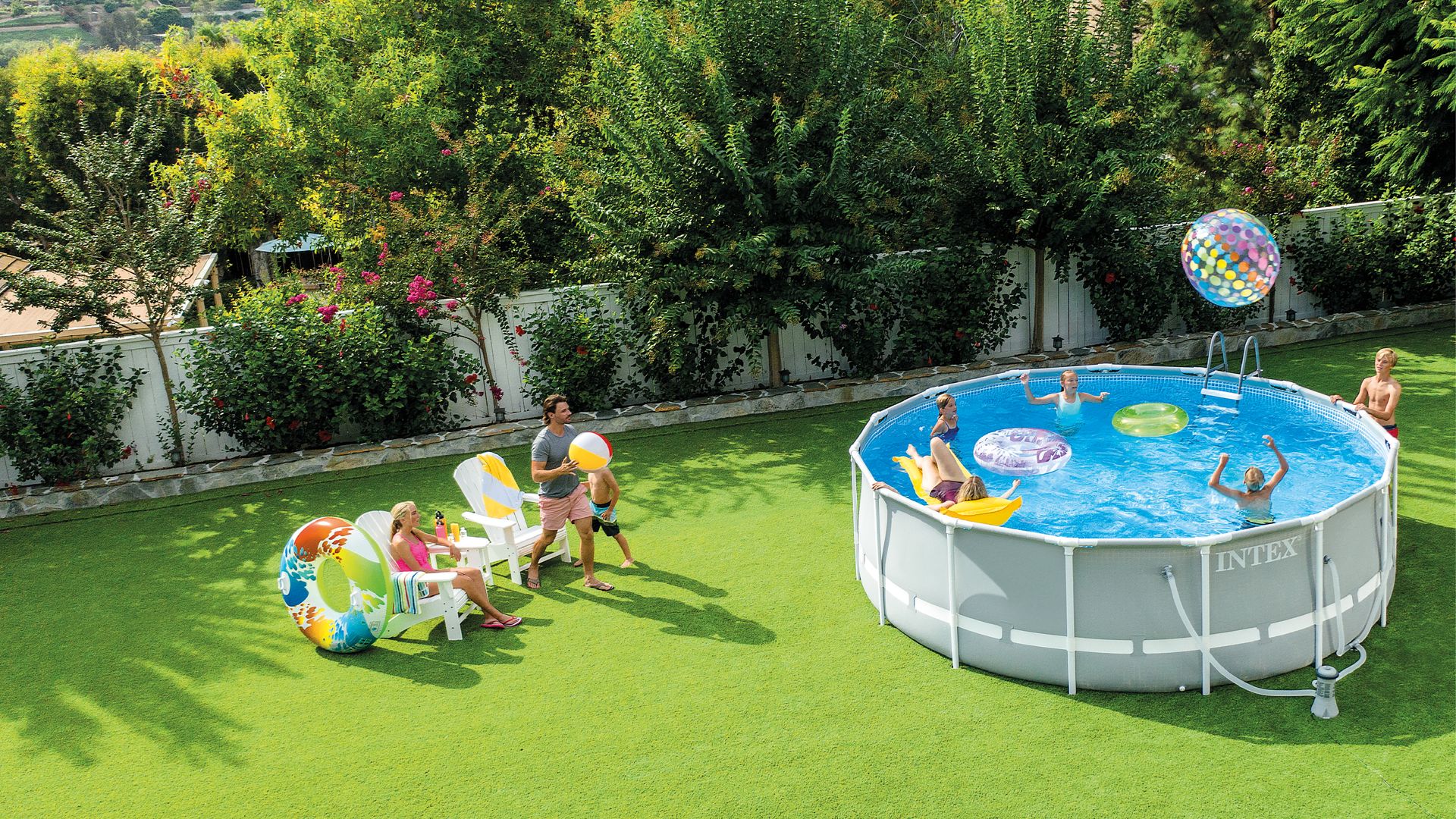 Jardín con piscina desmontable, niños jugando con flotadores y padres en hamacas 