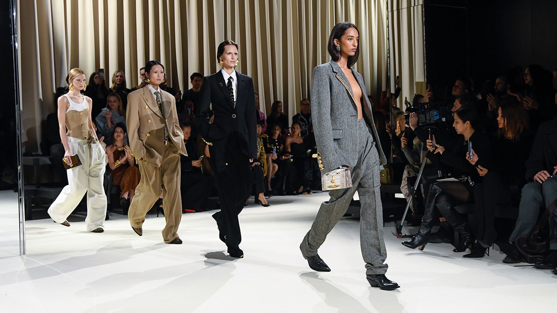 El desfile de Schiaparelli en París: una oda al poder audaz del traje de sastrería