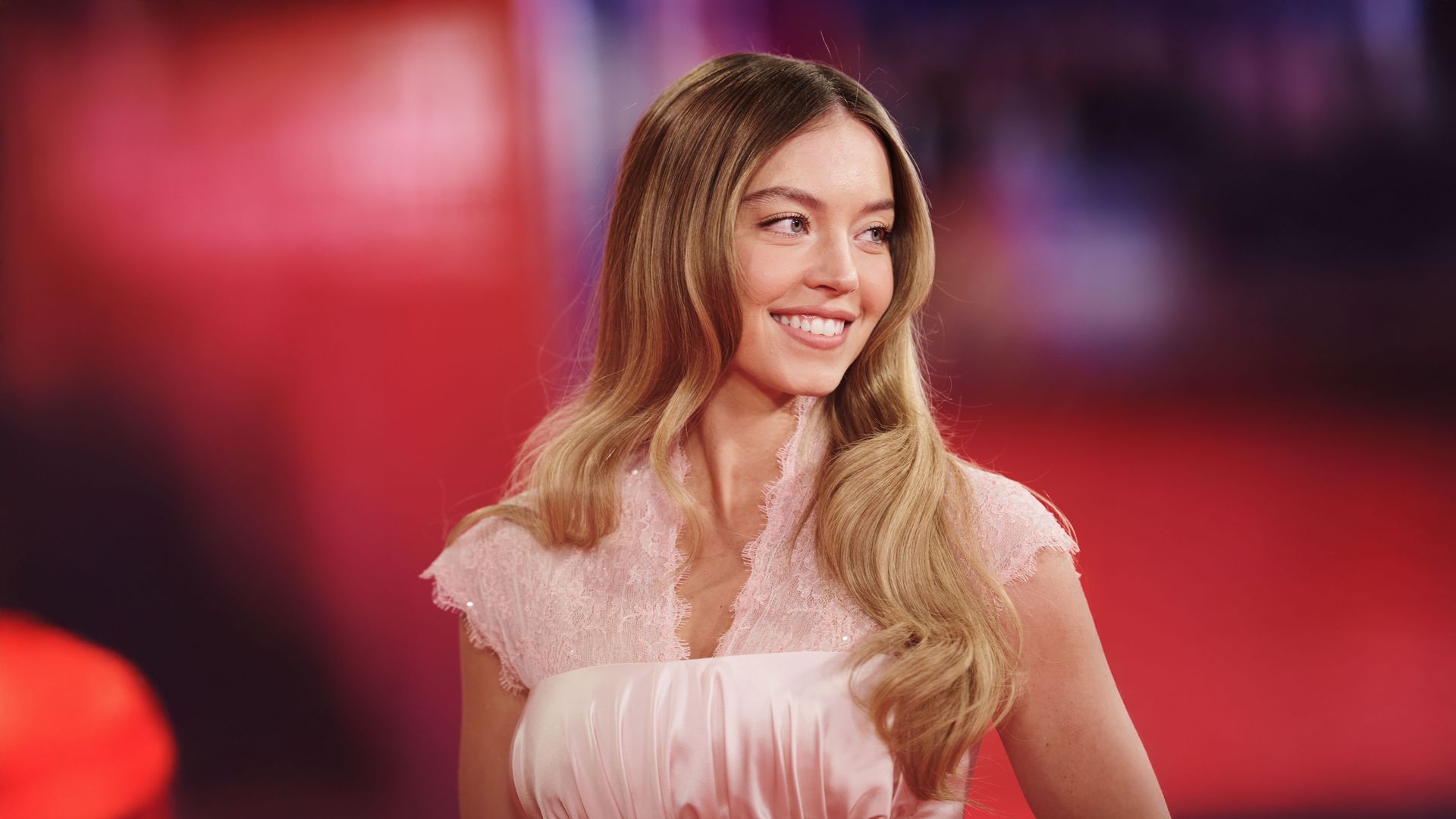 Sydney Sweeney cambia de look y estrena corte de pelo corto y color rubio platino