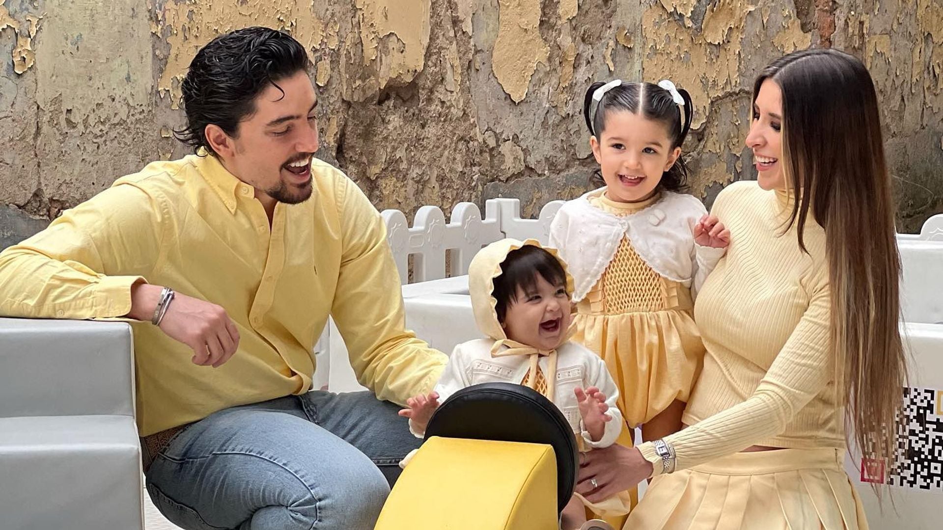 Alex Fernández con su esposa Alexia y sus hijas