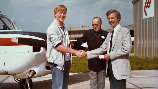 El rey Guillermo de Holanda con 18 años, en 1985 cuando obtuvo su licencia como piloto de avión