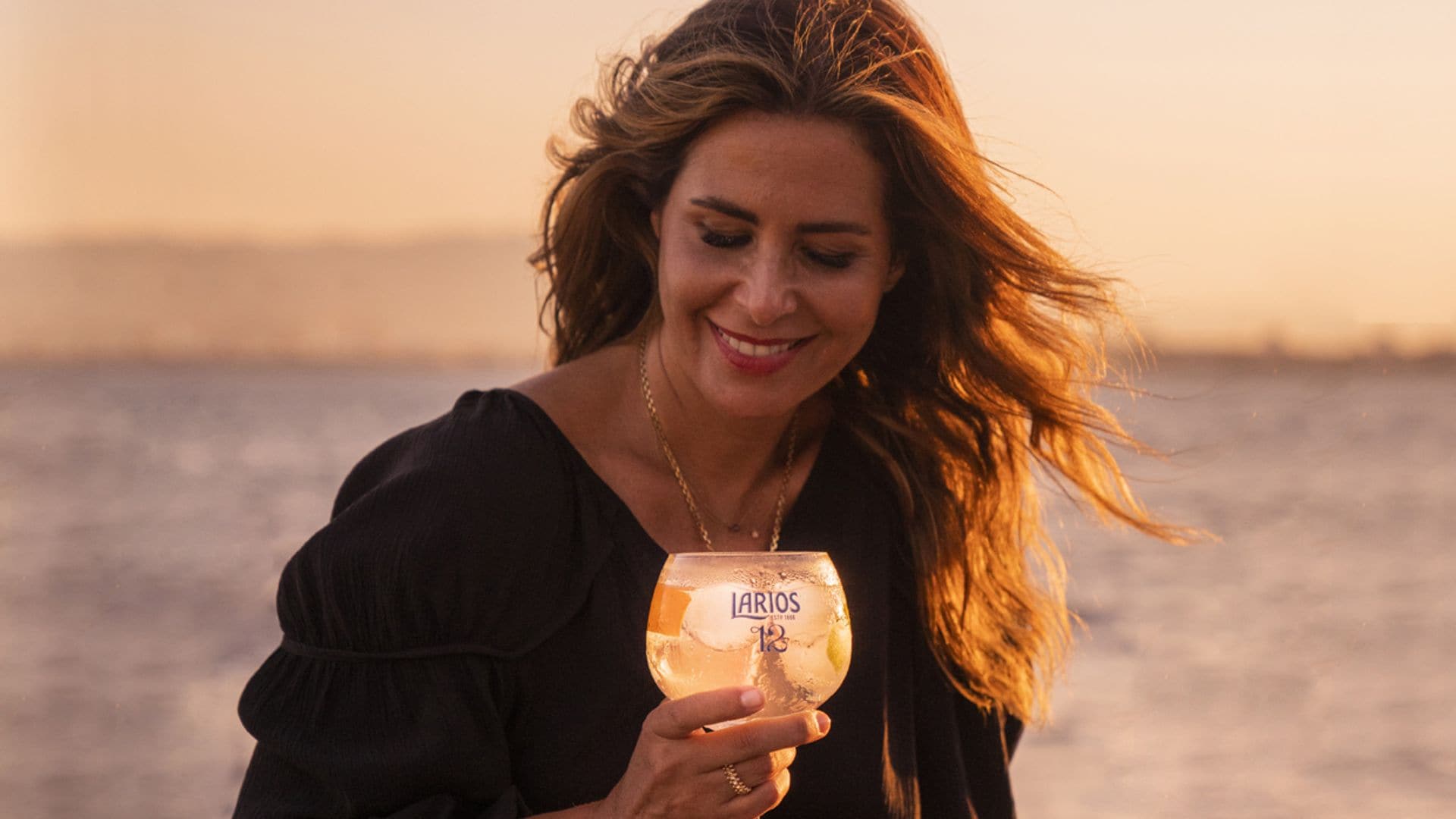 Nuria Roca y Blanca Romero disfrutan de una puesta de sol llena de magia, música y amigos en el Balneario de Málaga