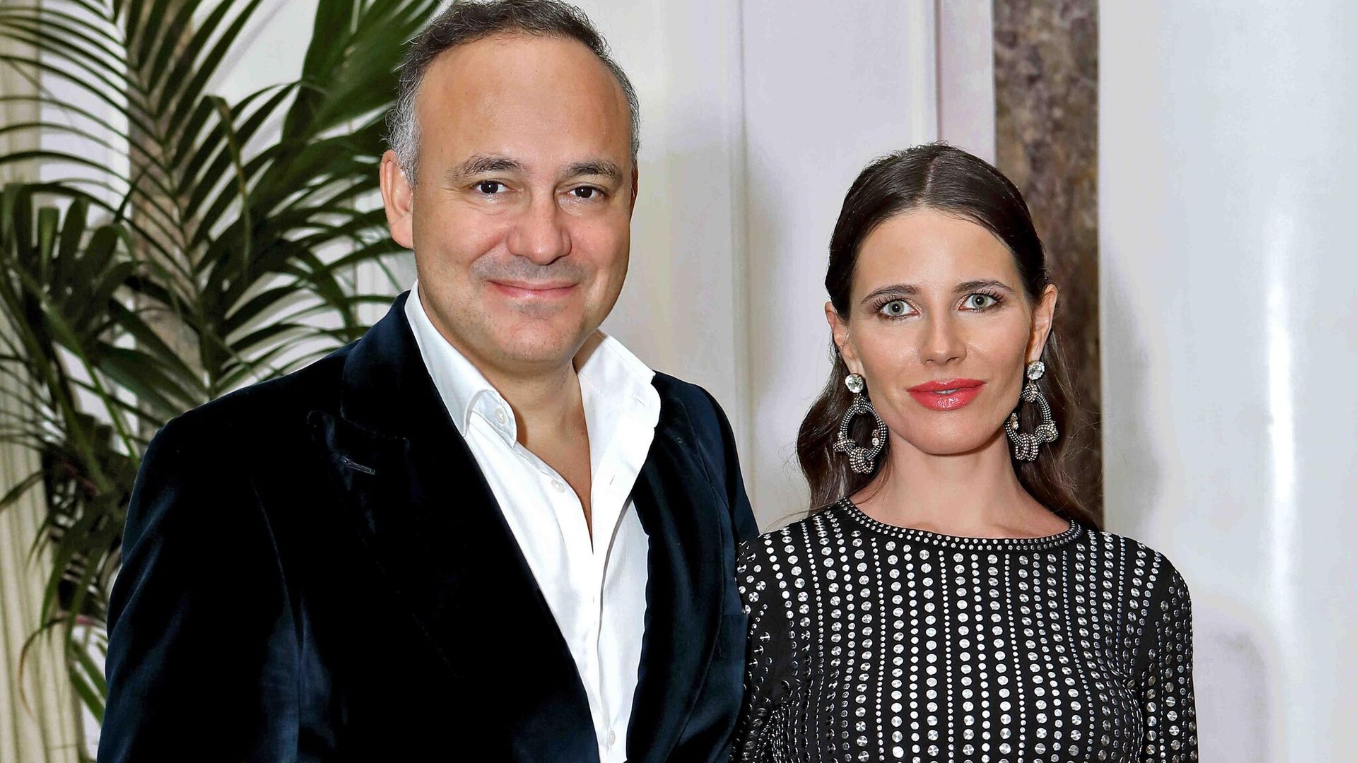 Noche de belleza y poder con Mónica Sada y Vicente Calderón como anfitriones