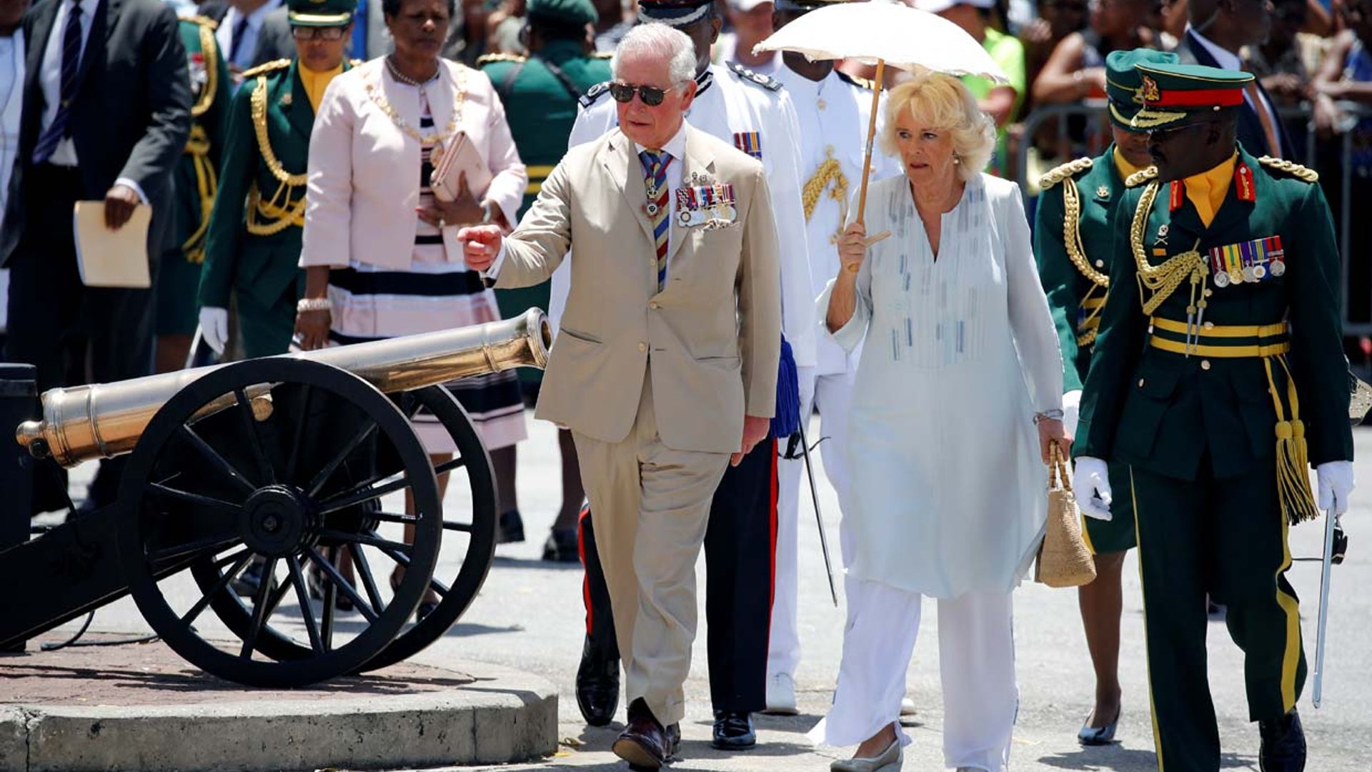 FOTOGALERÍA: Un beso, un brindis y dos estrellas, las anécdotas de la gira caribeña de Carlos y Camilla