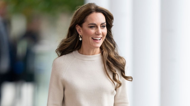 Princesa de Gales, Kate Middleton, con jersey y falda en blanco