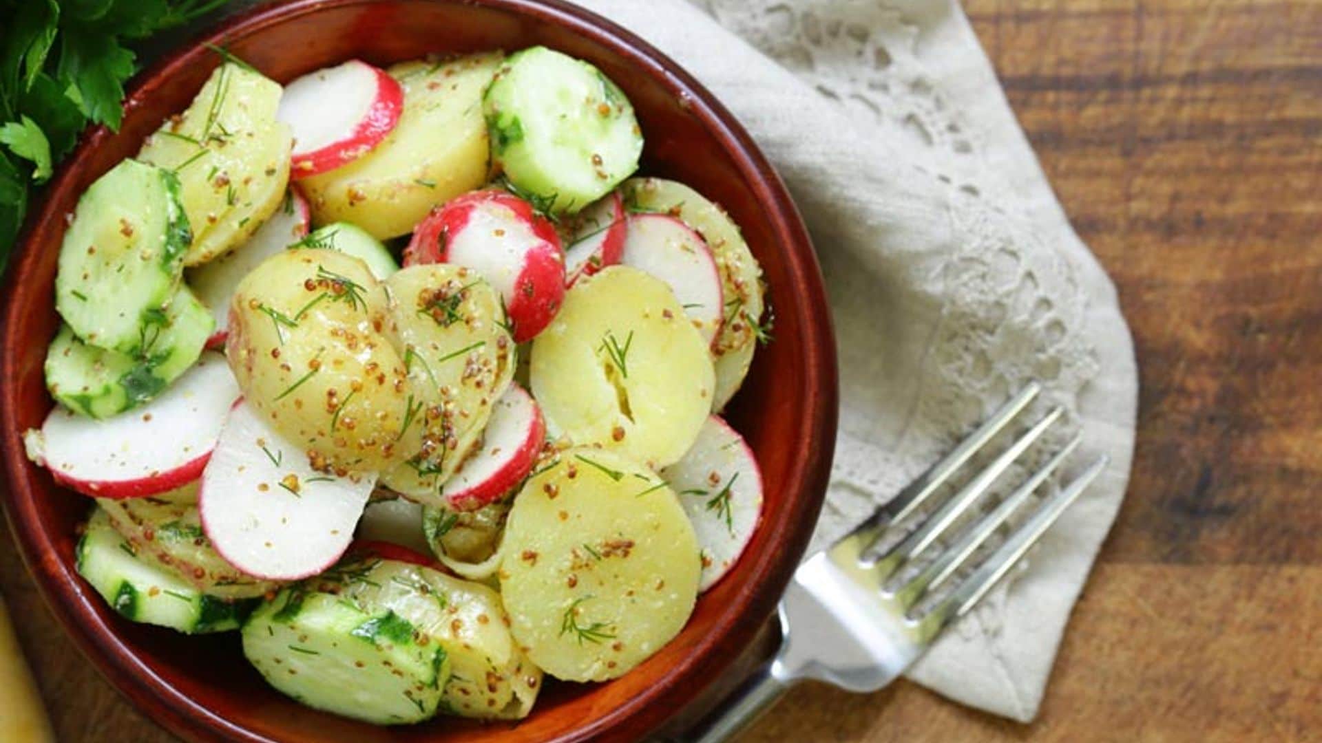 Ensalada de patata con rabanitos y pepino