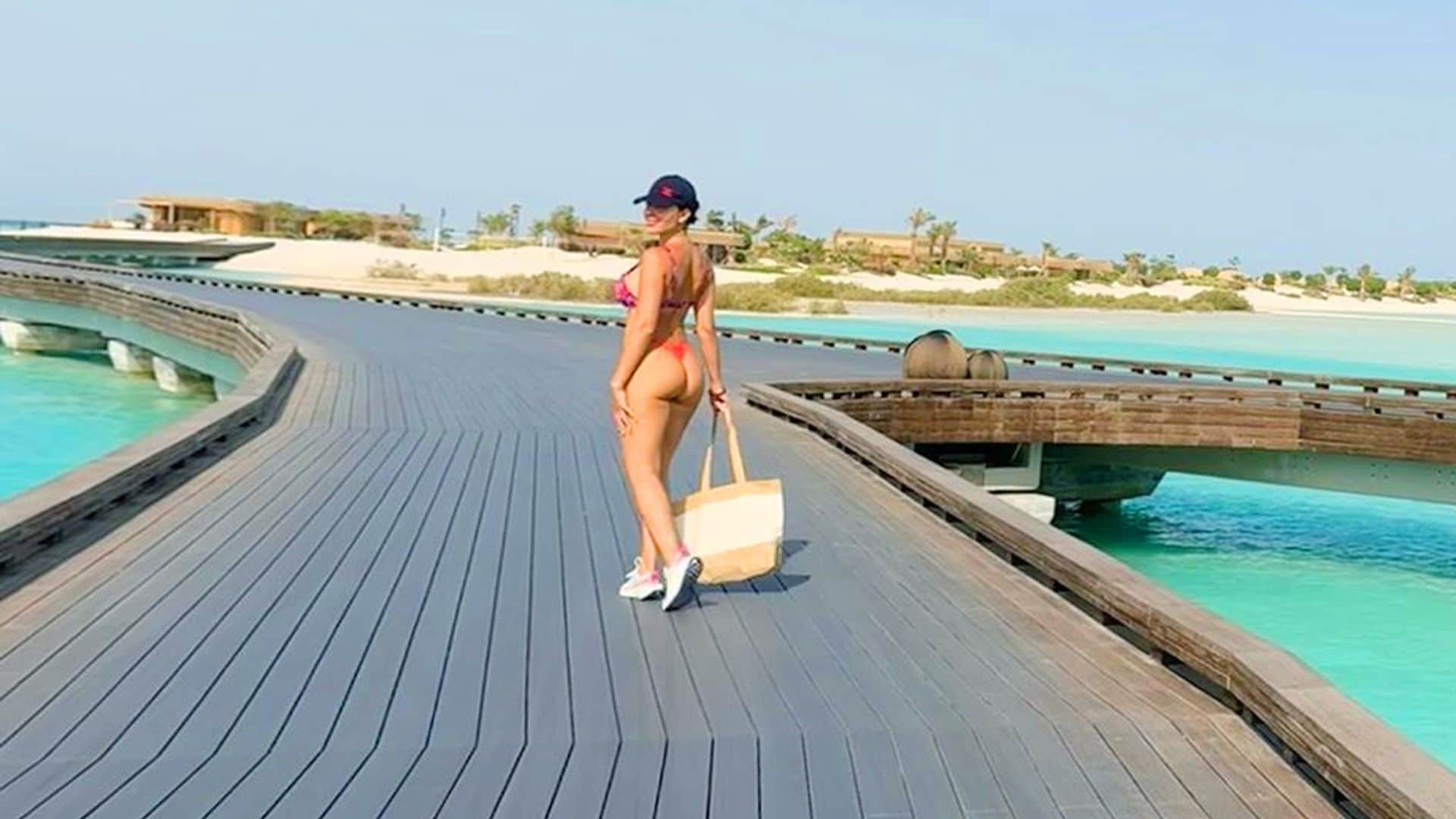 Las imágenes de Georgina en el paraíso: presumiendo de curvas y una original manicura