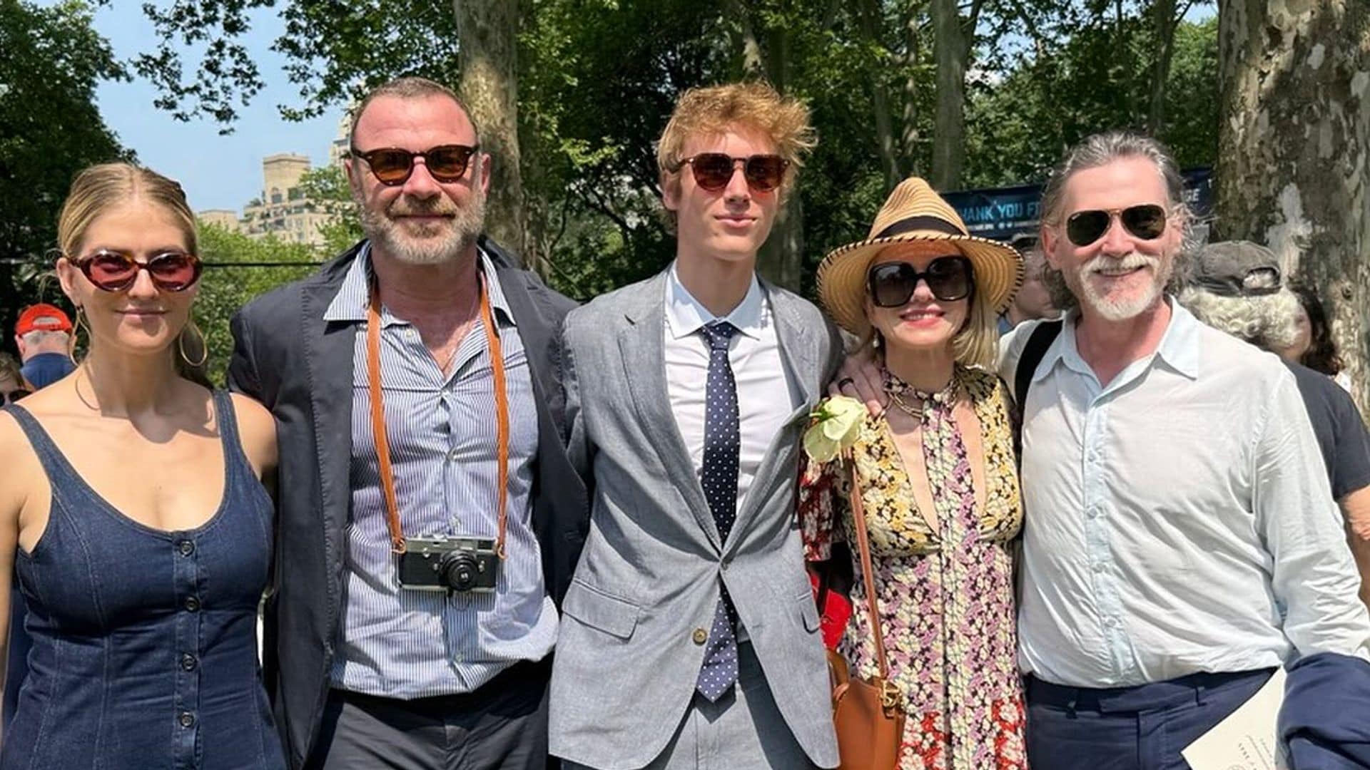 Naomi Watts y su ex Liev Schreiber posan con sus parejas en la graduación de su hijo Sasha