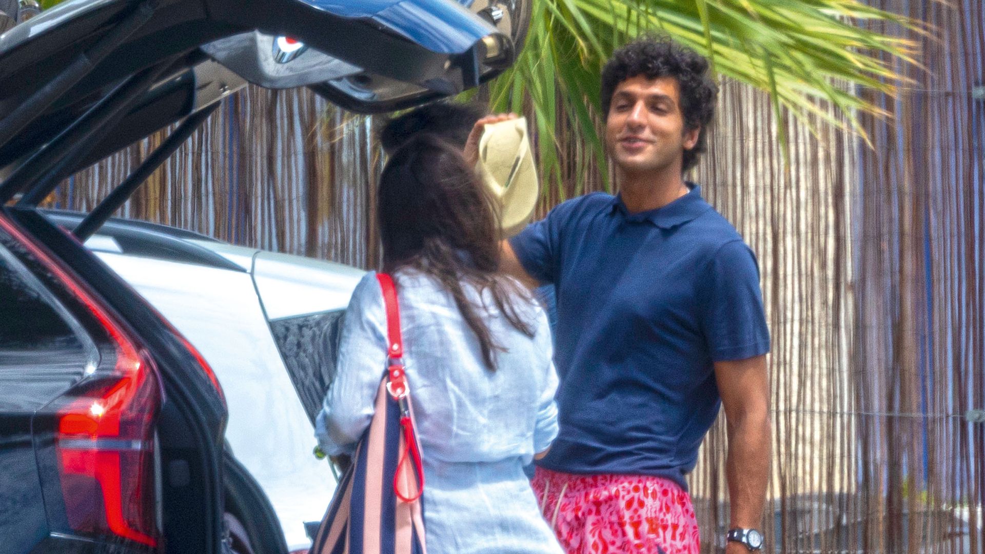 Tana Rivera junto a Tomás Párame preparándo las cosas para pasar el día en el velero