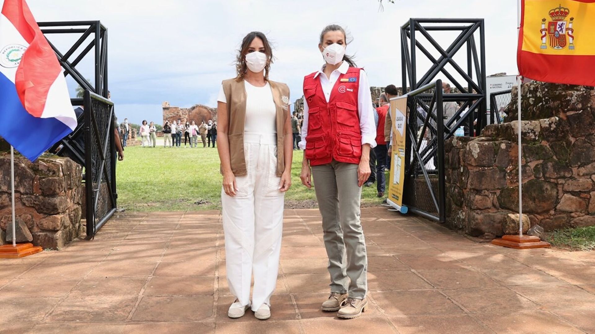 La Reina, en nueva misión en Paraguay, con su chaleco de cooperante
