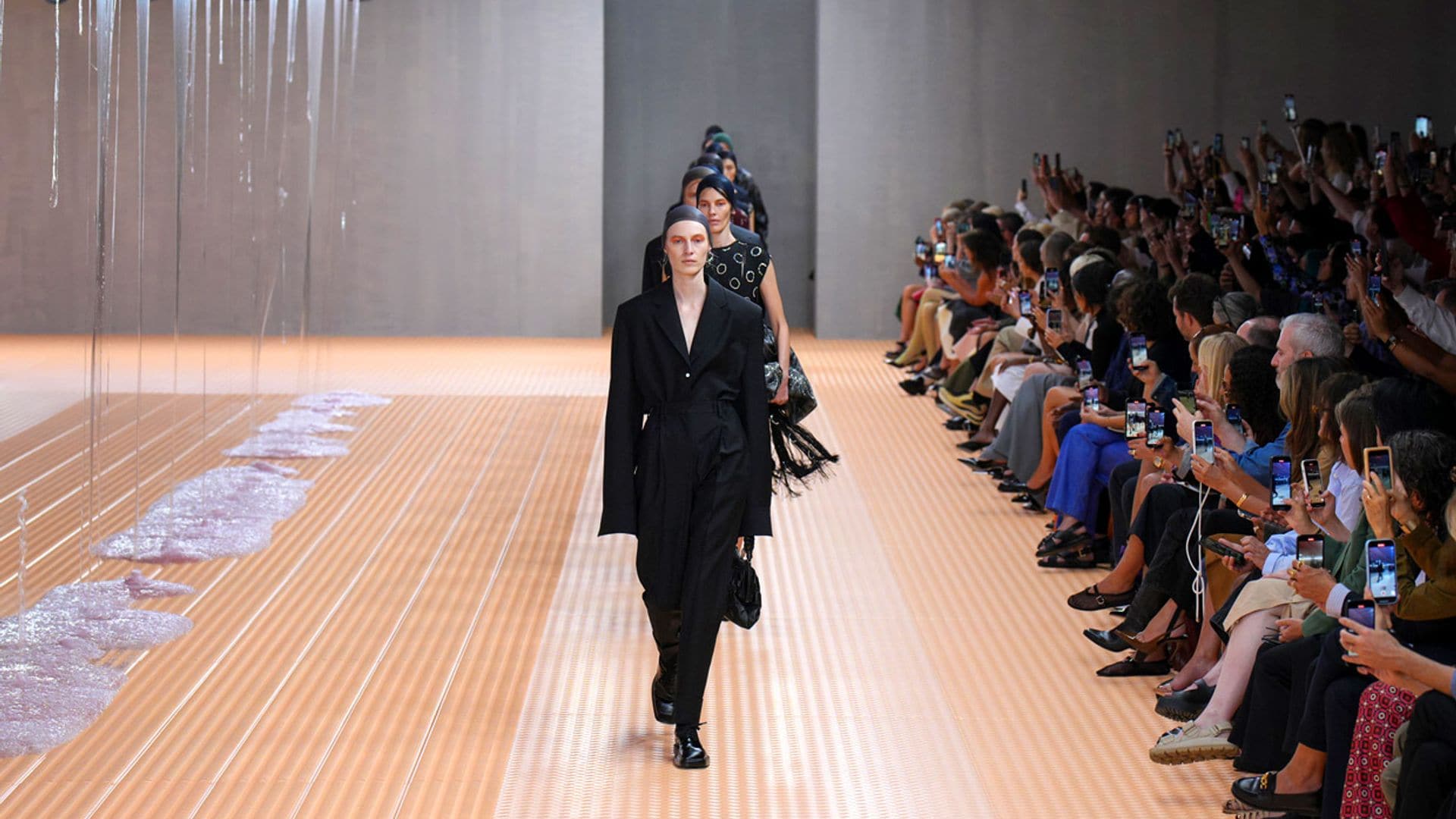 Prada conquista la pasarela milanesa con una celebración de contrastes y elegancia oscura