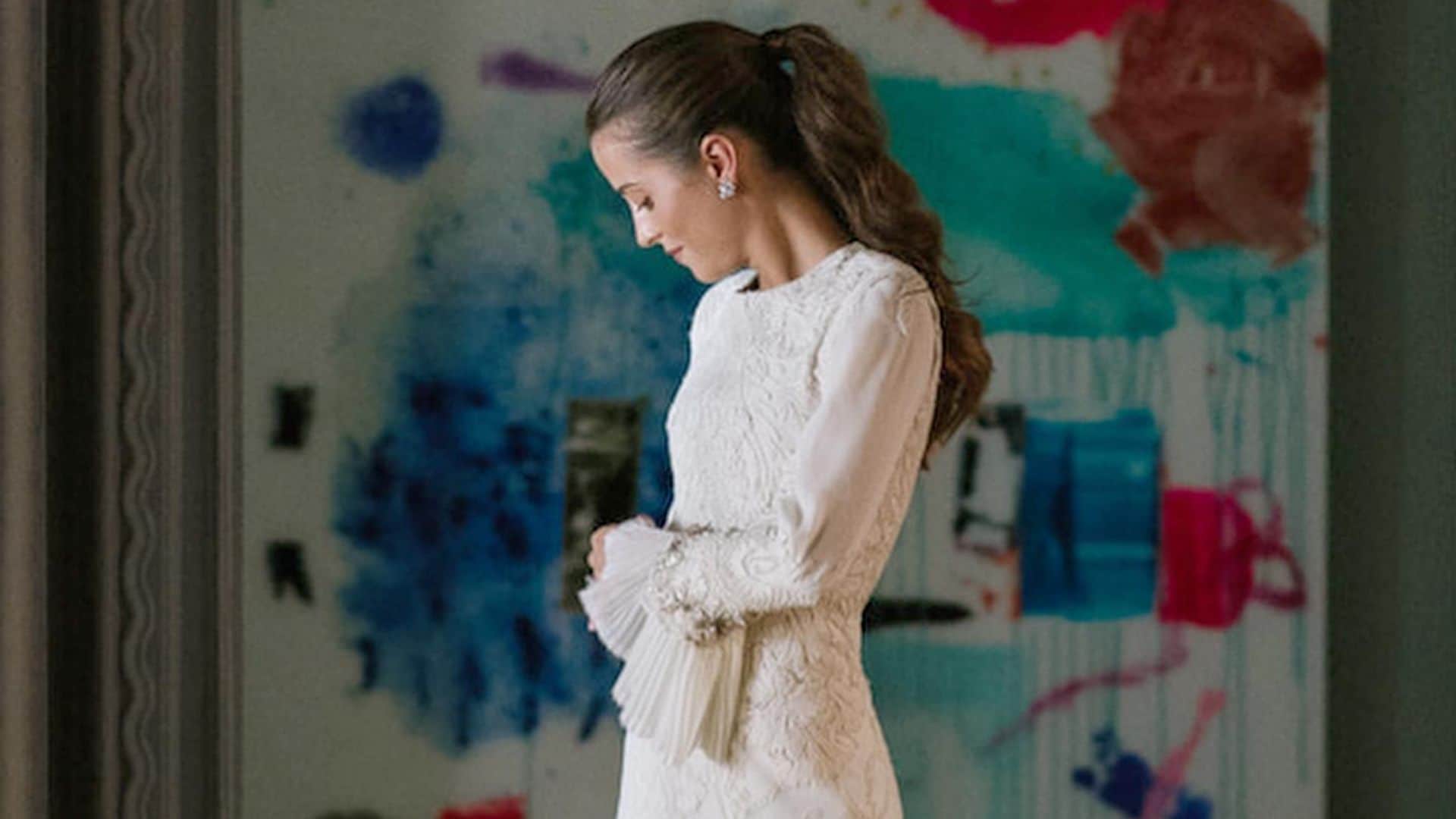 Vestidos de novia virales con manteles y colchas romántico