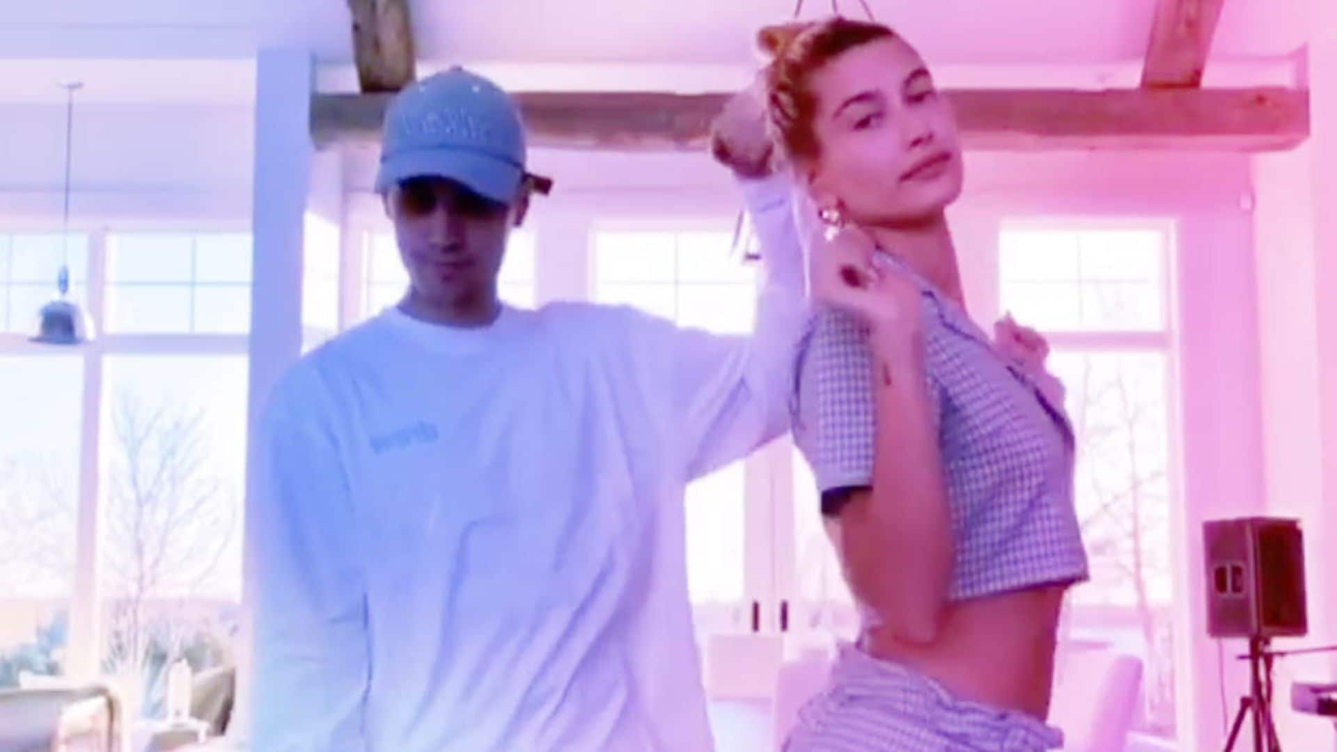 Convierte tu salón en una discoteca (y quema calorías) con las coreografías del momento