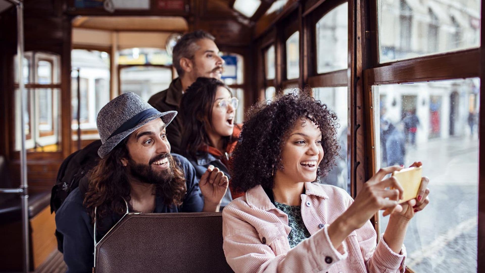 'Si no viajas ahora que eres joven, ya no lo harás más': ¿es sostenible este pensamiento?