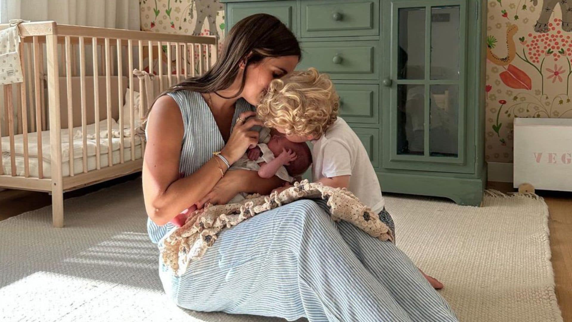 ¡Cuánto ha crecido! María Pombo presume de su hija Vega el día que cumple 2 meses