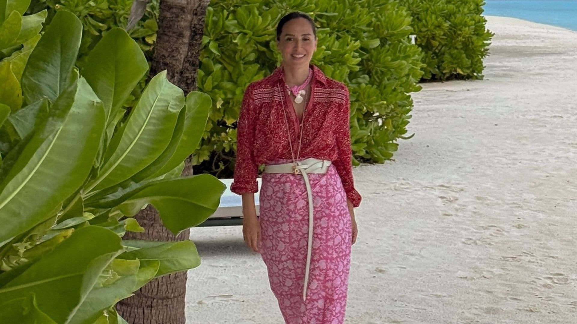 Los estilismos 'boho' de Tamara Falcó en su viaje a Maldivas: estampados manuales, cinturones de piel y kimonos