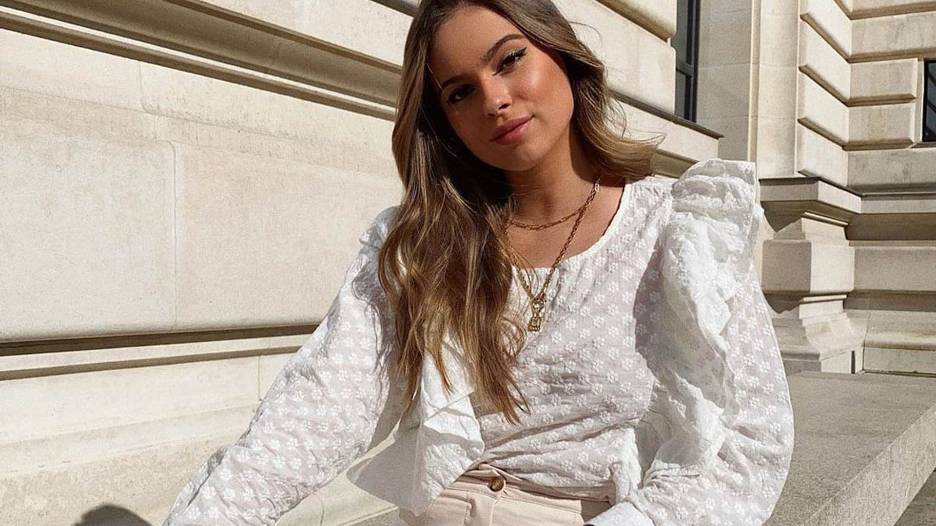Con volantes, encaje o bordados: blusas románticas que solucionan todos tus looks