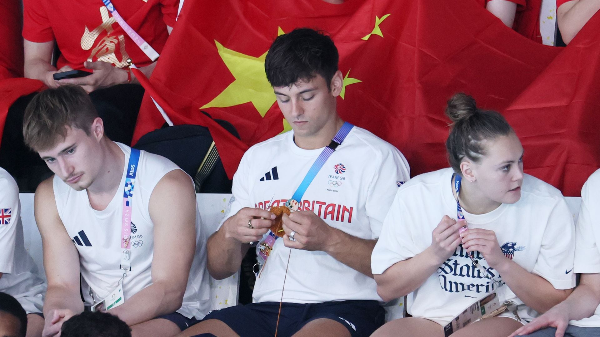 Tom Daley es captado mientras teje entre competencias en París 2024
