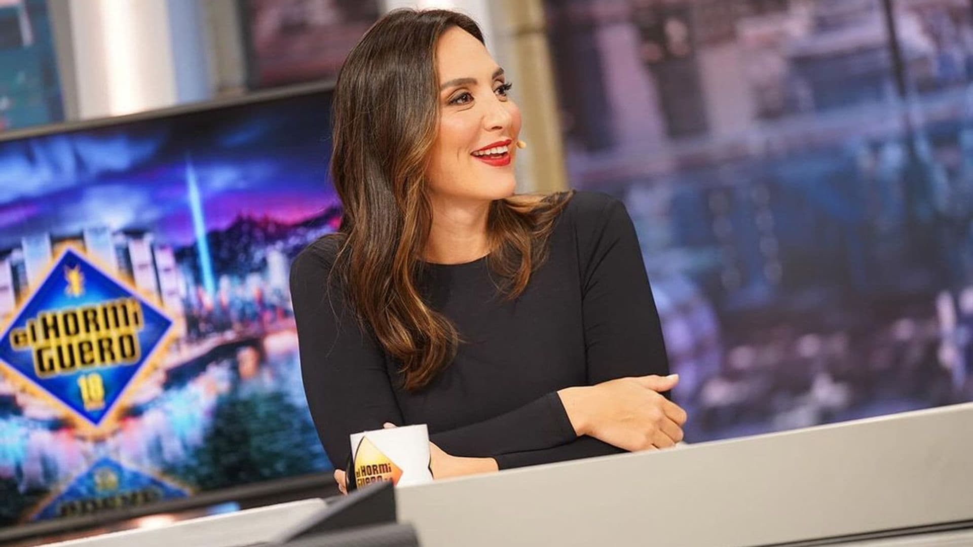 Tamara Falcó se marca un 'reina Letizia' con su top entallado de Zara y su falda plisada en degradé