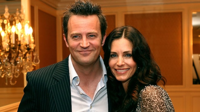 Matthew Perry y Courteney Cox en una gala Honorífica