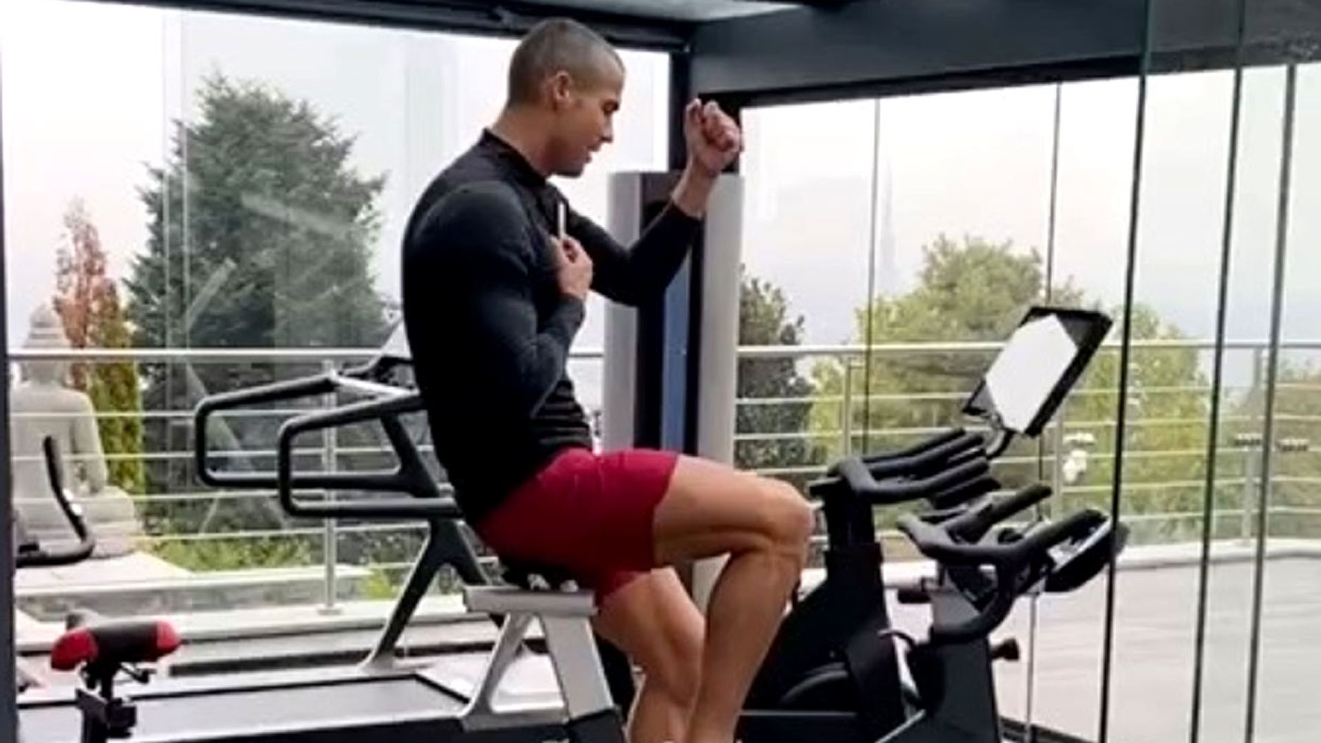 Cambio de 'look', baile sobre ruedas...  Cristiano Ronaldo se muestra muy animado tras su positivo en Covid-19