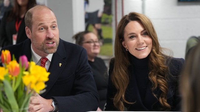 Kate Middleton con abrigo 'navy' cruzado