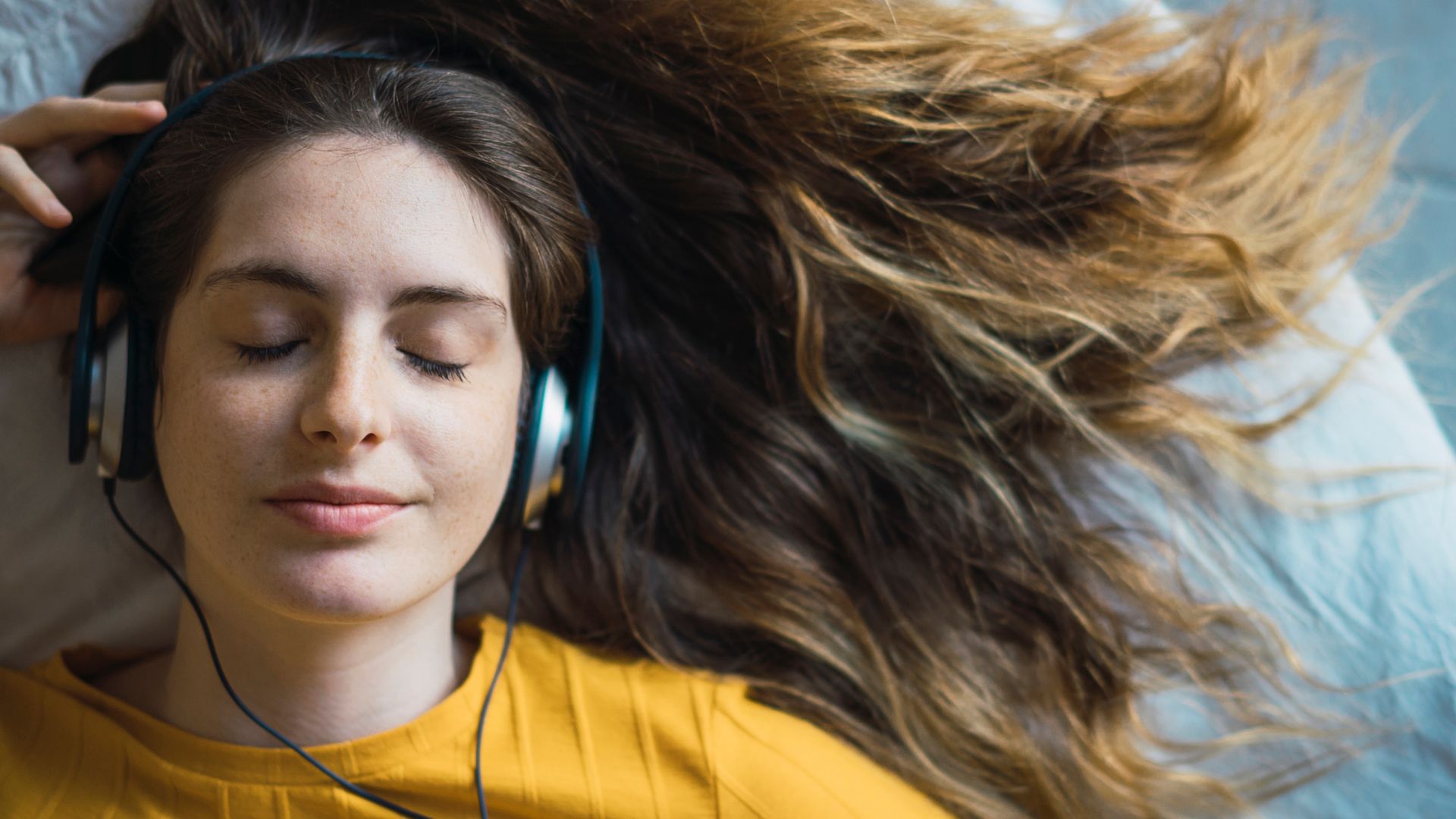 Mujer escuchando música